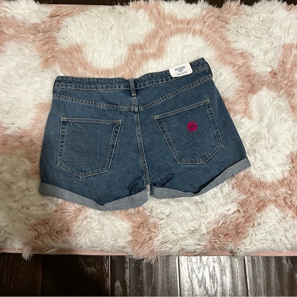 NWT H&M Denim Cuffed Shorts Women’s Size 8 - Picture 2 of 2
